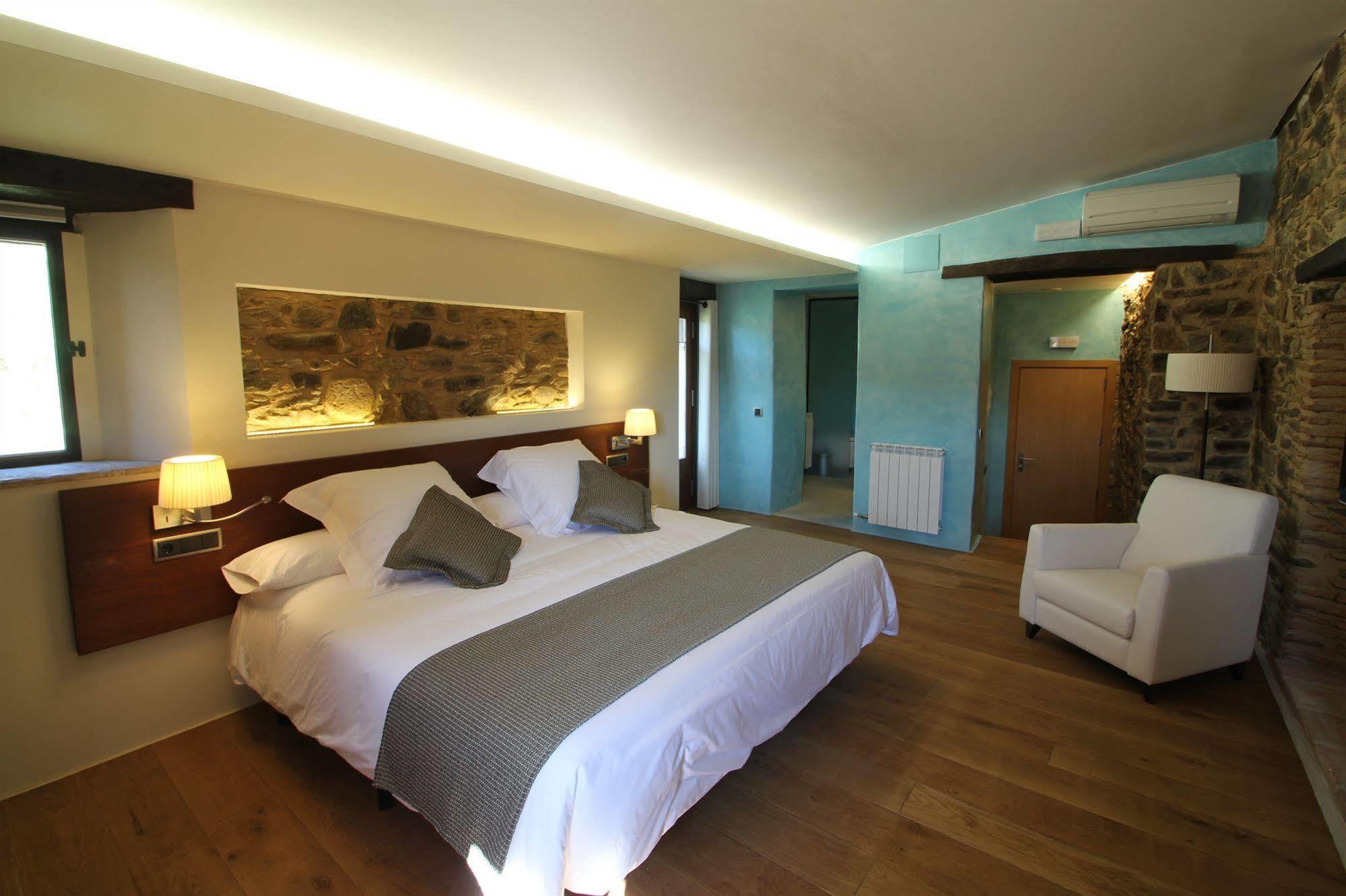 Hotel Can Cuch Canoves Екстер'єр фото